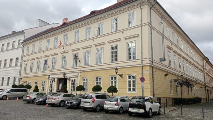 A Budavári Városháza a Kapisztrán téren