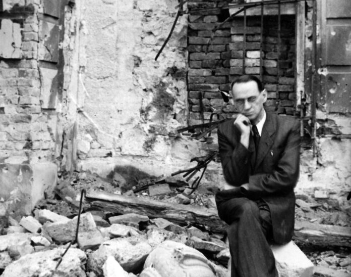 Carl Lutz Budapest bombázása után 1945-ben. Forrás: Fortepan-Archiv-fur-Zeitgeschichte-ETH-Zurich-Agnes-Hirschi