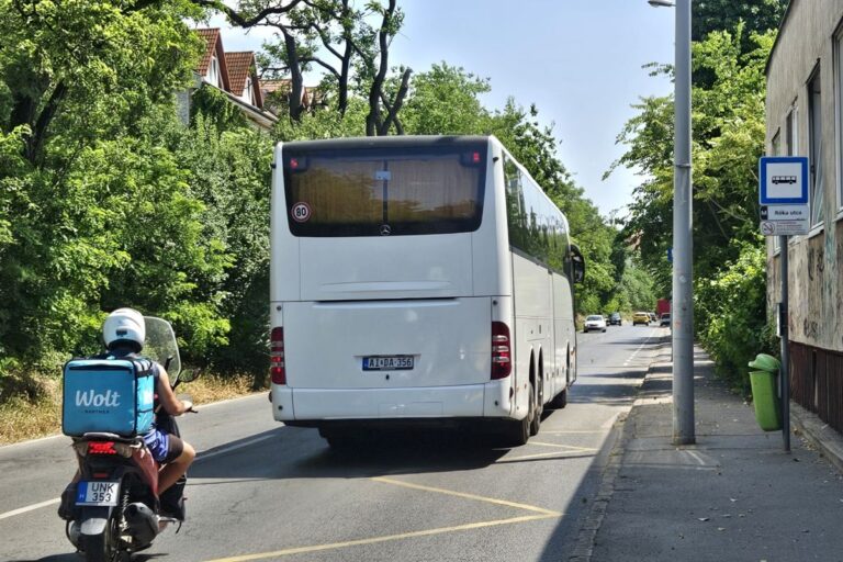 Mi legyen a Mészáros utcában parkoló buszokkal?