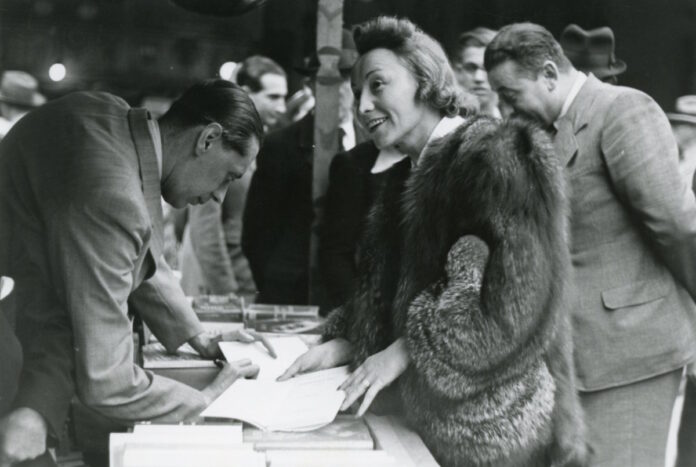 Márai Sándor és Fejes Teri színésznő, énekesnő egy budapesti könyvnapon (Forrás: Petőfi Irodalmi Múzeum)