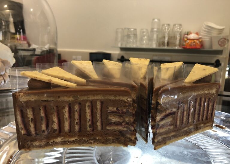 Több helyen is kapható az ország tortája a kerületben