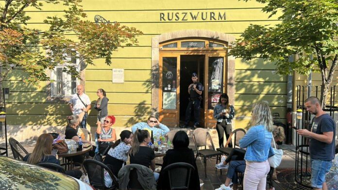 A Ruszwurm cukrászda a kiürítés napján 2025. augusztus 8-án. Fotó: Tóth Tibor