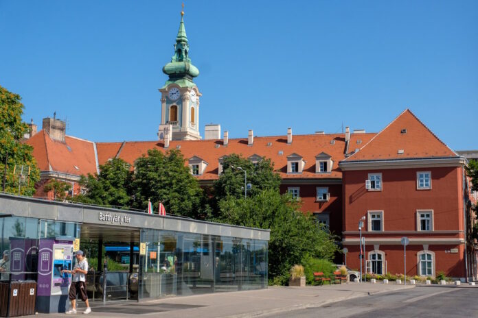 Az M2-es metró Batthyányi téri feljárója (Fotó: Tóth Tibor/Várnegyed)