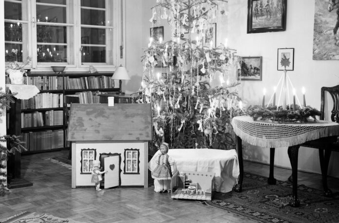 Karácsonyi életkép az 1936-os karácsonykor a II. kerületi Riadó utca 2/a szám alatti villában (Forrás: Fortepan/Kieselbach Tamás)