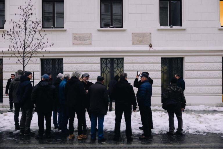 Villanykaros öregdiákok koszorúztak a Várban