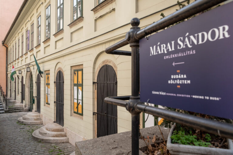 Indul a Márai-kiállítás reklámkampánya