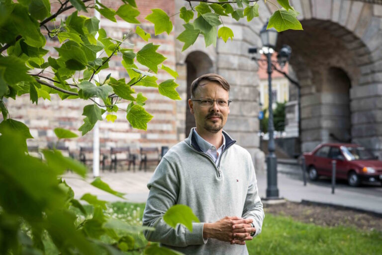 Ember a zöld mögött