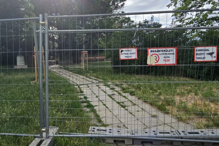 Kerítés a közparkban